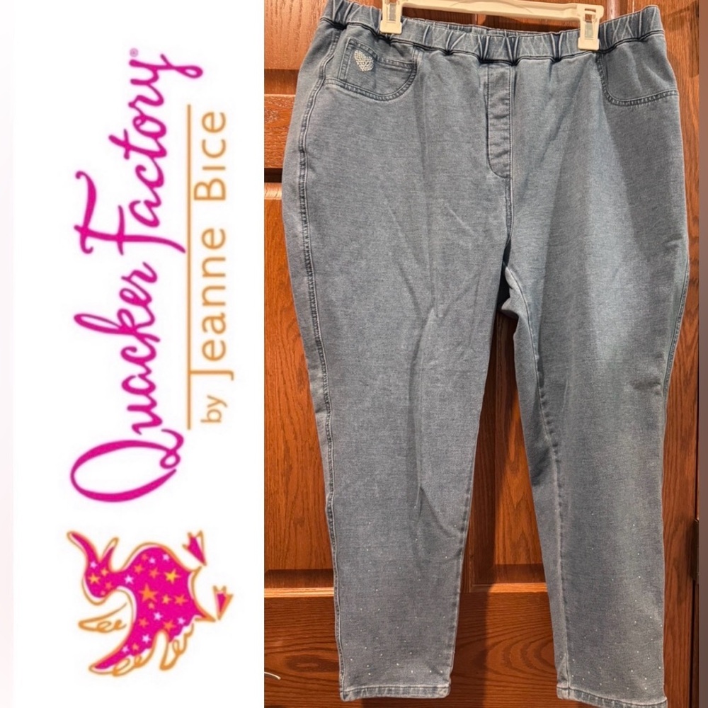 EUC 1X Short Dream Jeanne’s Pull on Jeans Embellished in Medium Denim Wash